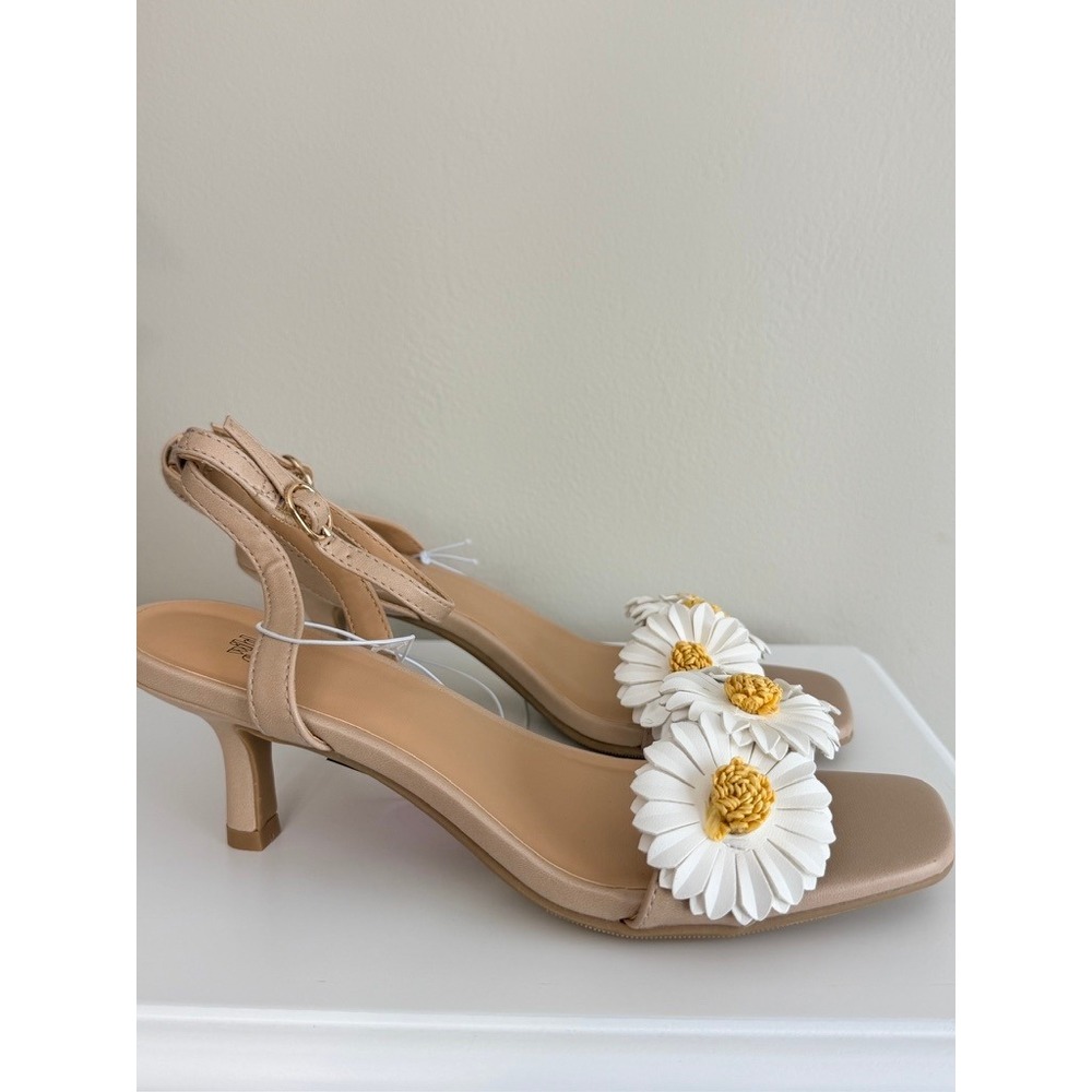 Wild Fable‎ Daisy Kitten Heel Sandals Womens 7.5 Beige Floral Square Toe NWT